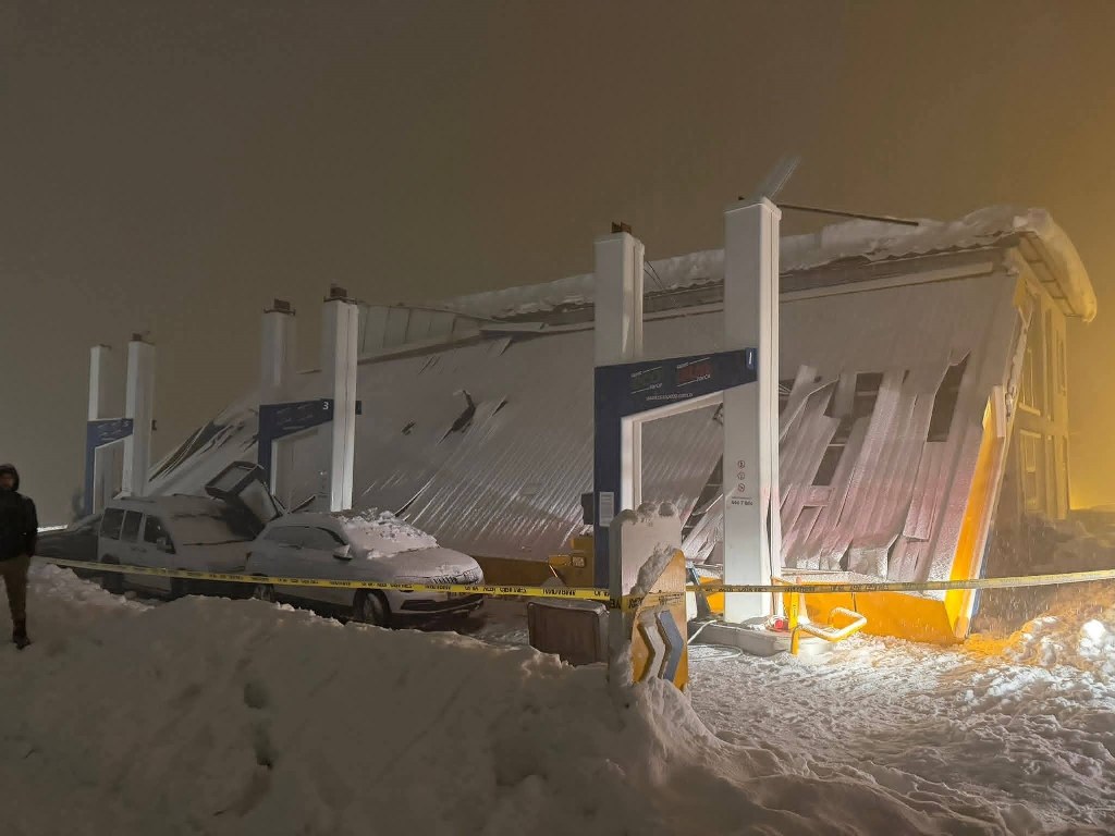 Akaryakıt istasyonunun çatısı çöktü: 8 kişi yaralandı