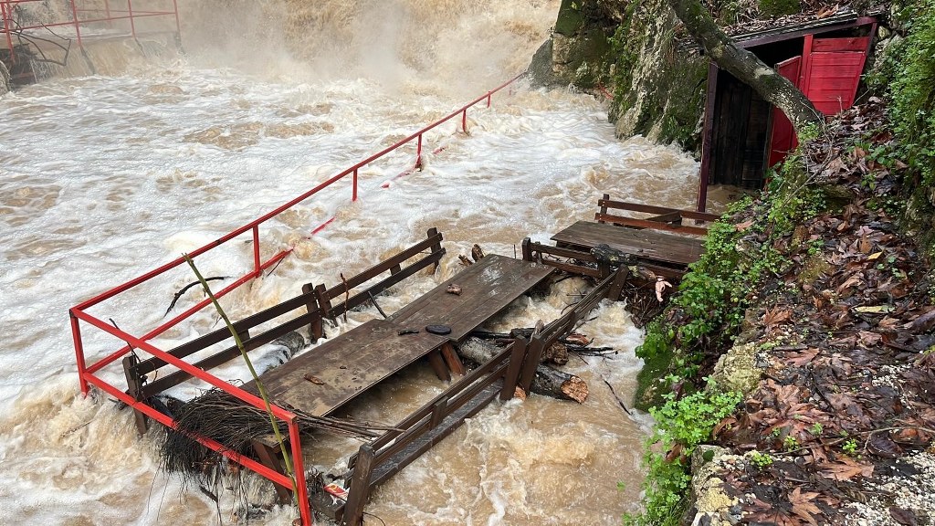 Alanya'da çay taştı: İşletmelere ait çardaklar sular altında kaldı