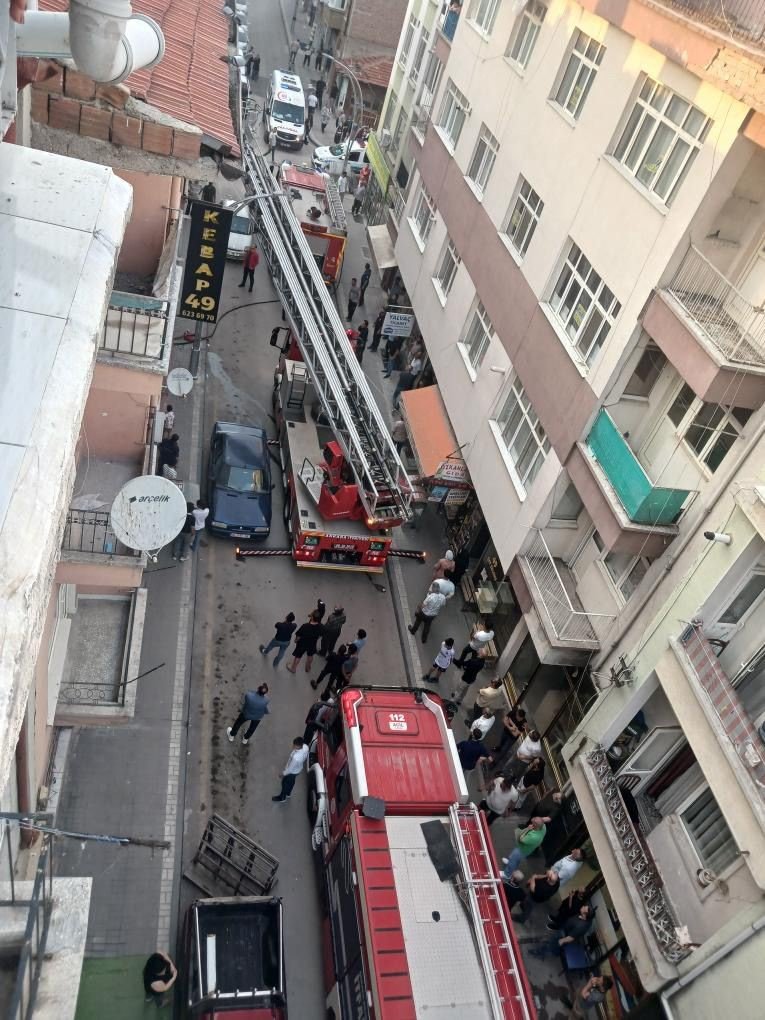 Yangında mahsur kalanlar var