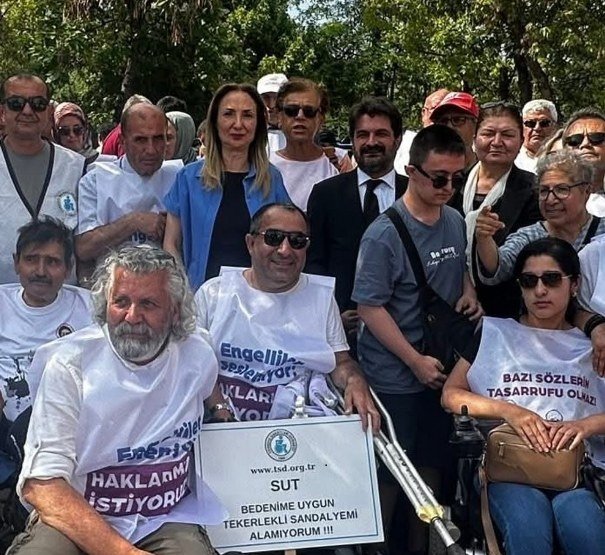  “Büyük engelli buluşması” yürüyüşüne katıldı