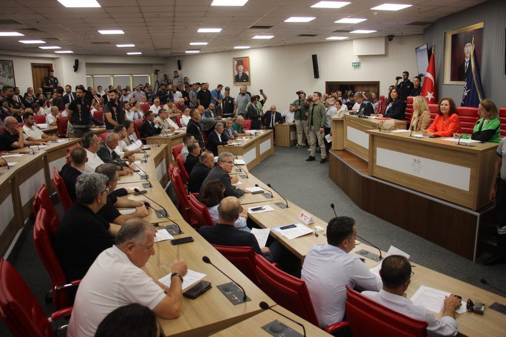 Sloganlar yükselince meclis 2. defa ertelendi