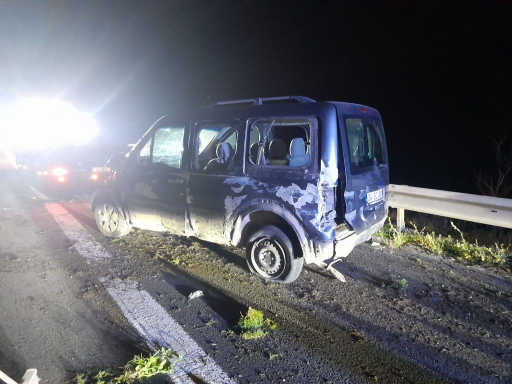 Bariyerlere çarpan hafif ticari araç sürücüsü yaralandı