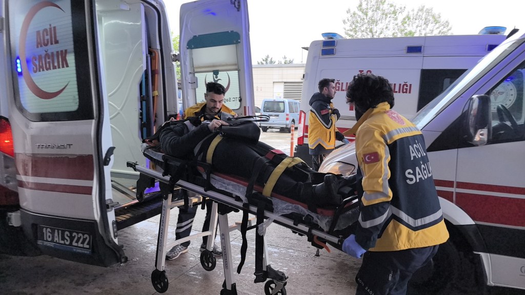 2 otomobil kafa kafaya çarpıştı: 1 ölü, 4 yaralı