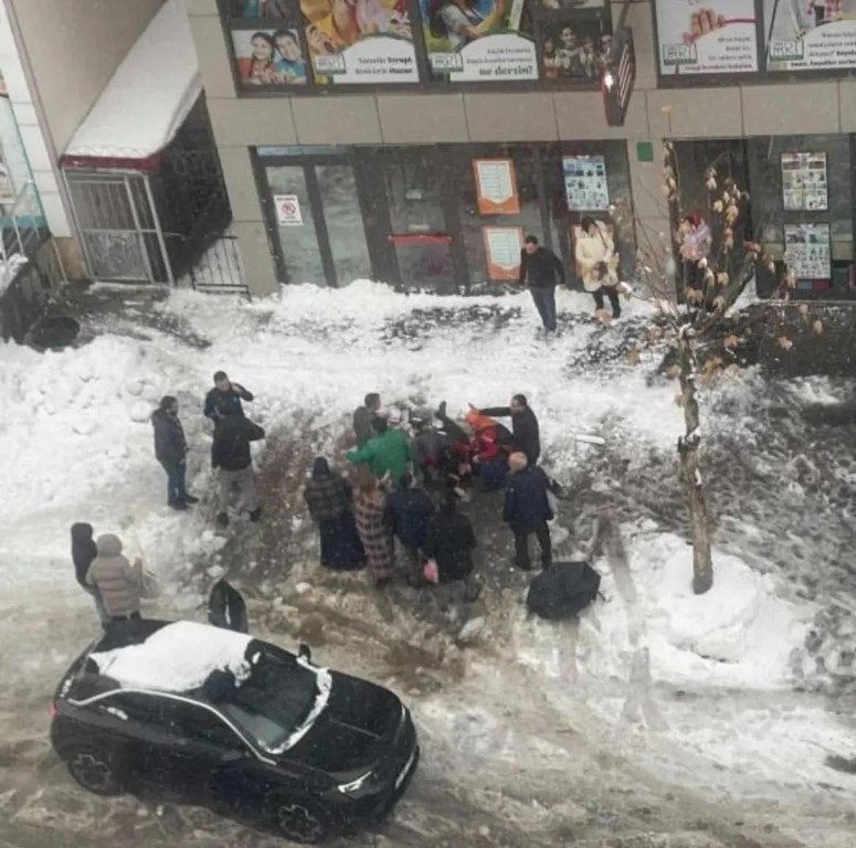 Çatıdan düşen kar altında kalan kadın kurtarılamadı
