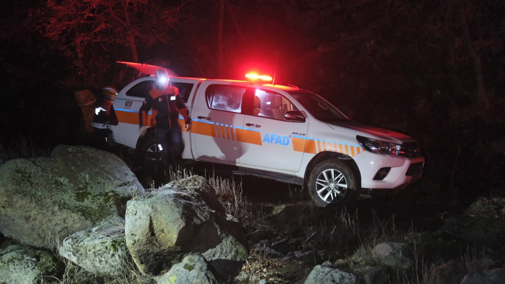 Define için girdikleri sarnıçta mahsur kalan 3 kişi, 4 saatte kurtarıldı