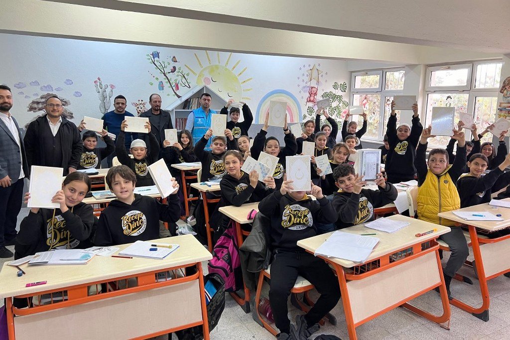 Kur’an-ı Kerim dersini seçen öğrencilere TDV’den hediye