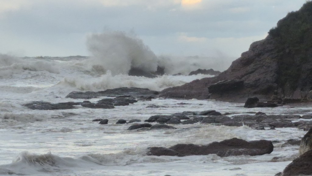 Dev dalgalar metrelerce yükseklikteki kayalıkları yuttu