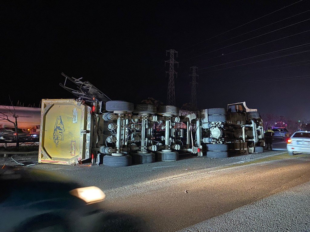 EDS direğine çarpan tır devrildi: 2 yaralı