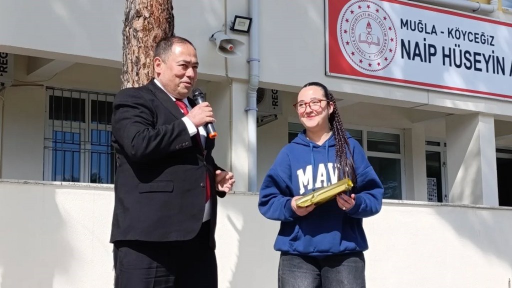 Köyceğizli Eren, şiir okuma yarışmasında il birincisi oldu