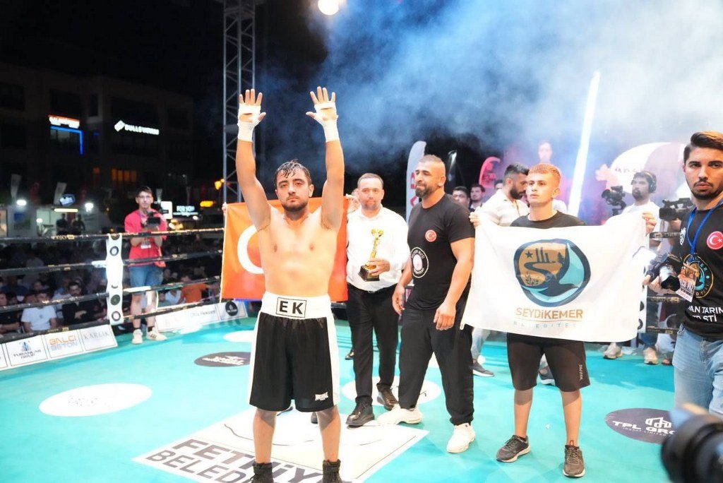 Emirhan Kaşlı rakibini teknik nakavtla yendi