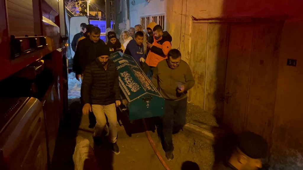 85 yaşındaki kadın yangında hayatını kaybetti