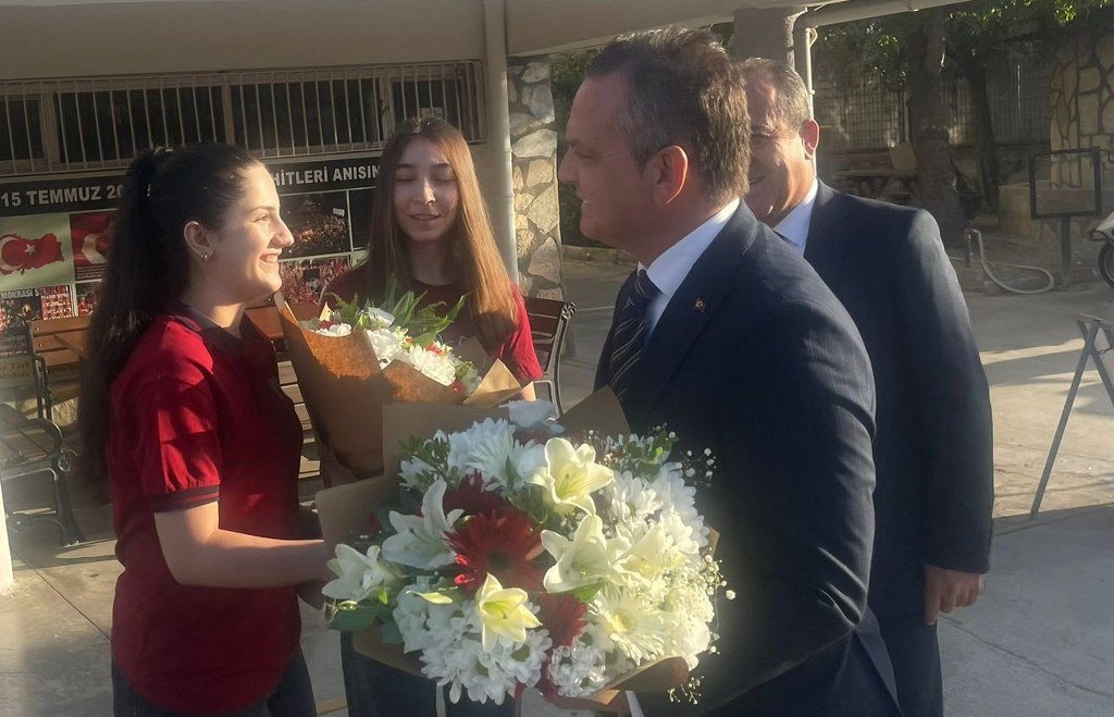 Kaymakam Akkaya, bayrak töreninde öğrencilerle buluştu