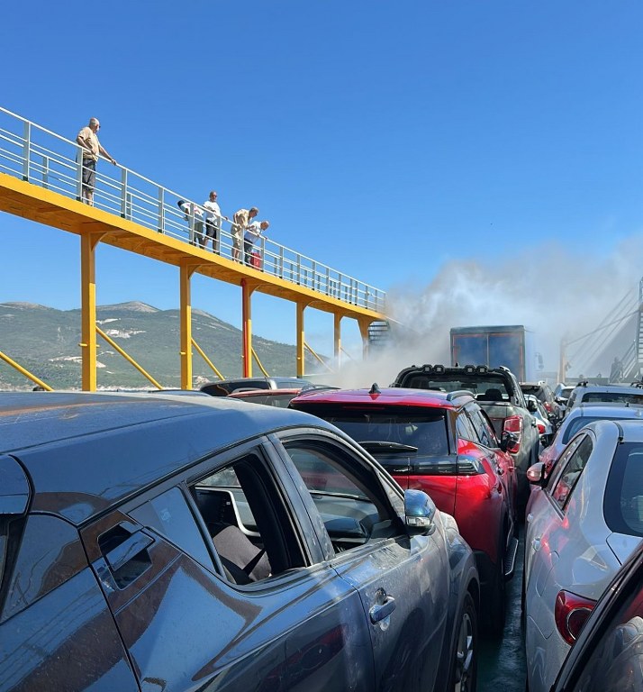 Feribotta yangın : 200 yolcu güvenli şekilde tahliye ediliyor