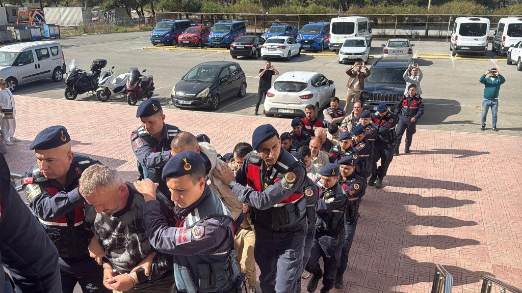 FETÖ şüphelileri denizde yakalandı