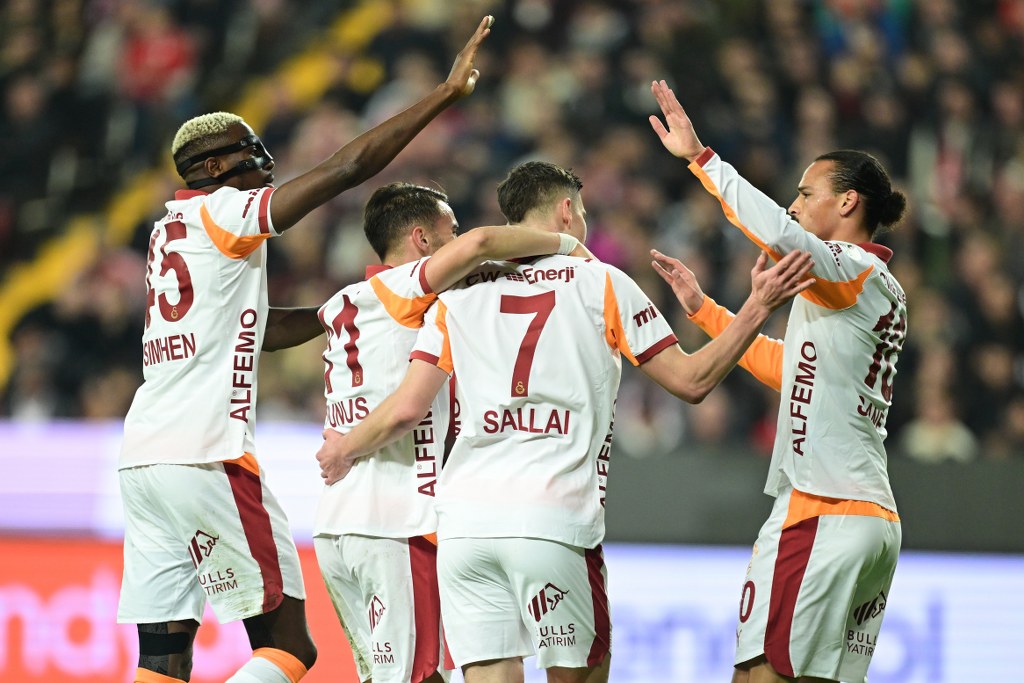 Galatasaray Antalya’da ilk yarıyı 2-0 önde tamamladı