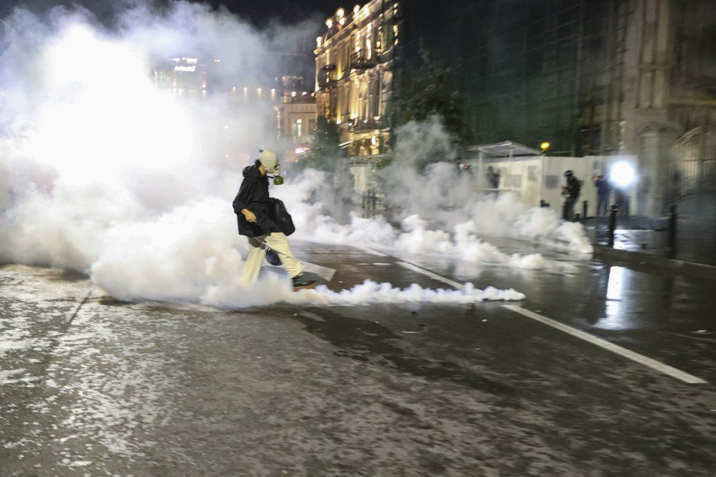 Protestocular Cumhurbaşkanlığı Sarayı’na girmeye çalıştı