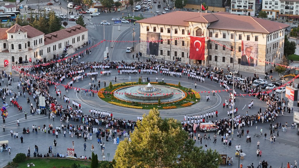 Aynı anda bin 58 kişi halay çekti, eşsiz görüntüler oluştu