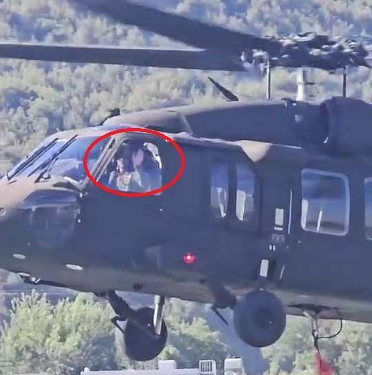 Helikopter pilotundan küçük çocuğa yürek ısıtan selam