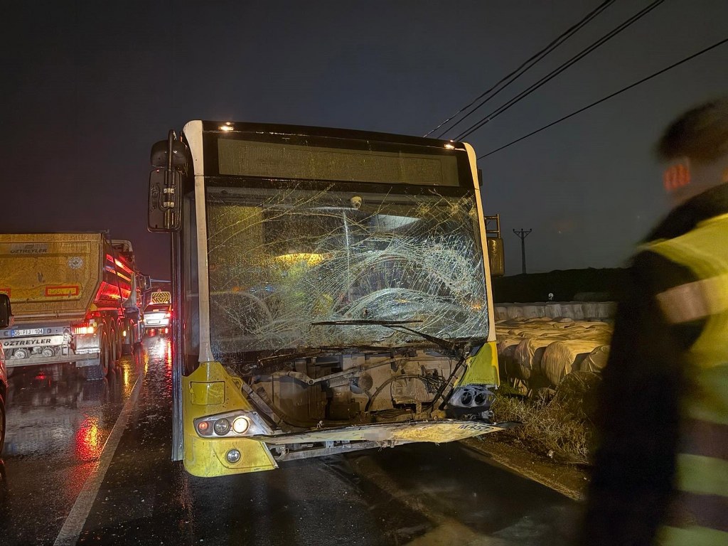 İETT otobüsü hafif ticari araçla çarpıştı: 2 yaralı
