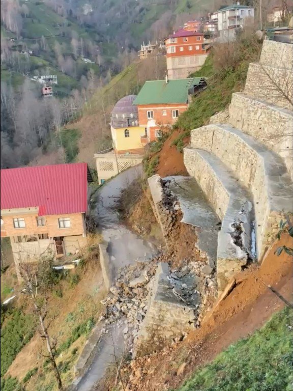 İstinat duvarı çöktü: 2 ev tedbir amaçlı boşaltıldı