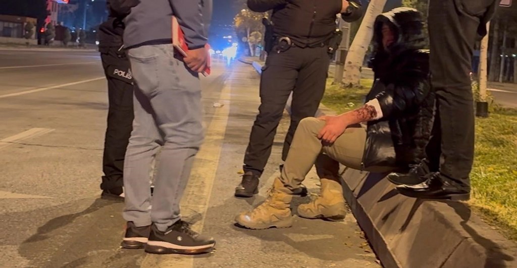 Gündüz saatlerinde intihara kalkışan şahıs refüjde yatarken bulundu