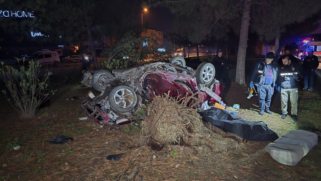 Otomobil, takla atarak çarptığı ağacı kökünden söktü: 1 ölü