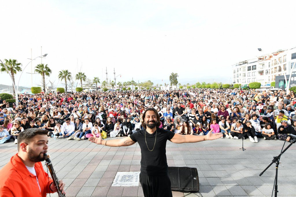 Koray Avcı, sokak konserinde coşturdu