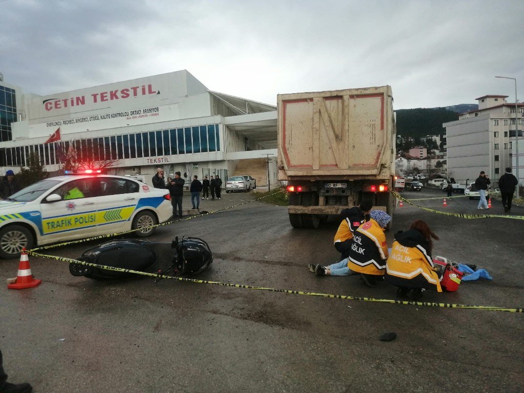 Kamyonla çarpışan motosiklet sürücüsü hayatını kaybetti