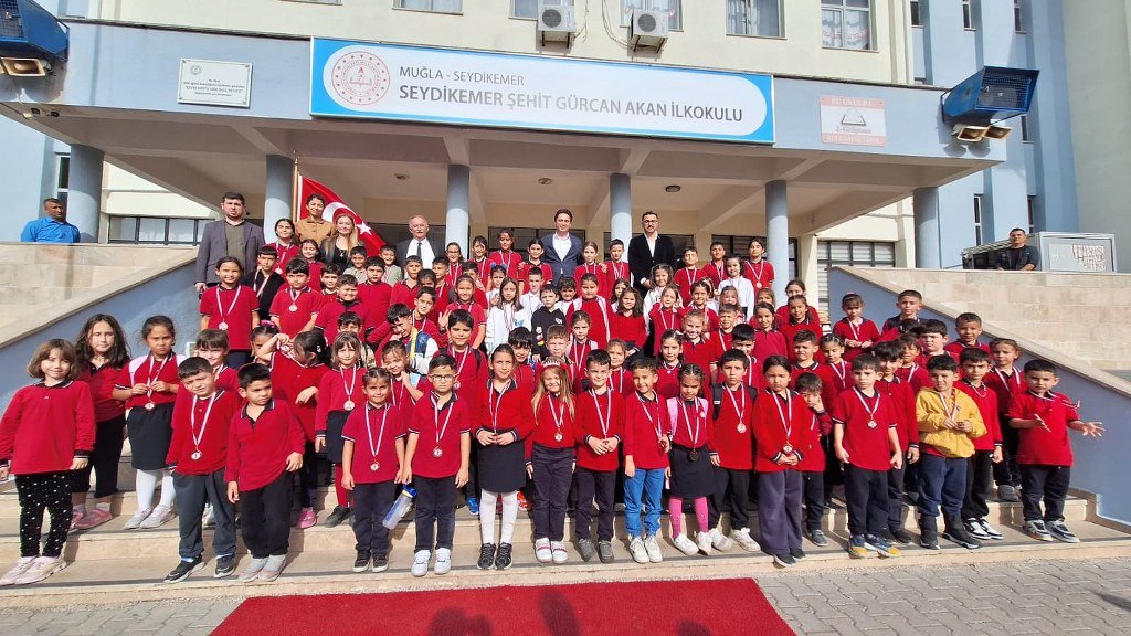 Kaymakam Dilekli, dereceye giren öğrencileri ödüllendirdi