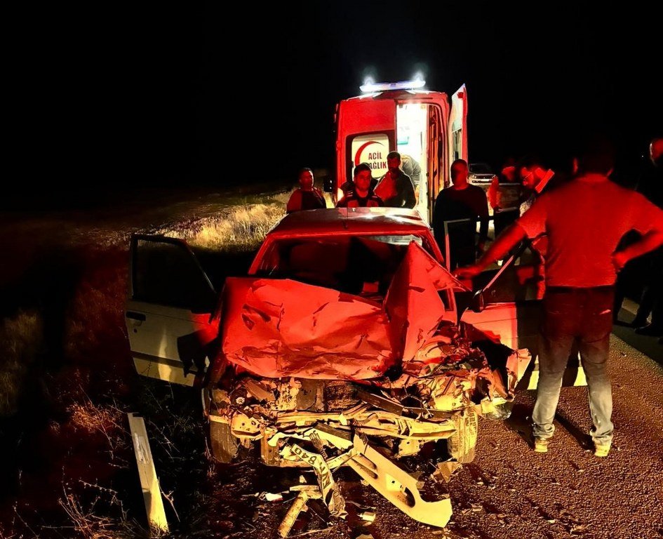 Otomobil traktöre çarptı: 1 ölü, 1 yaralı