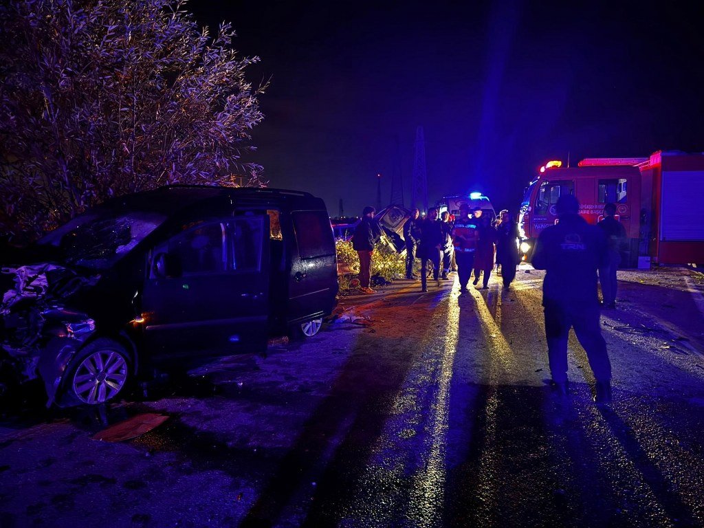 Kazada araçlar hurdaya döndü: 1 ölü, 2 yaralı