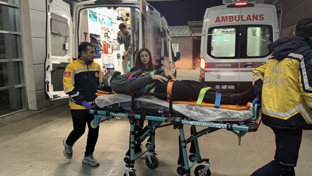 Minibüs takla atarak devrildi: 4 yaralı