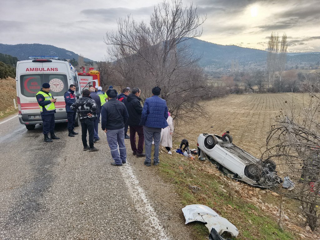 Kontrolden çıkan otomobil tarlaya uçtu; 2 yaralı