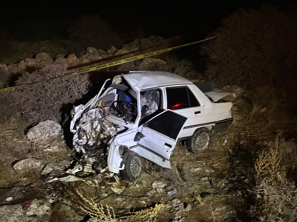 Otomobil kayalıklara çarptı: 1 ölü, 1 yaralı
