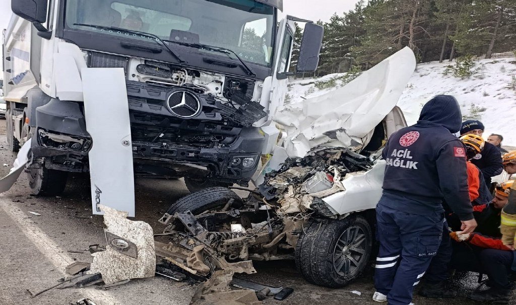 Kamyonet ile tır çarpıştı: 1 ölü, 2 yaralı