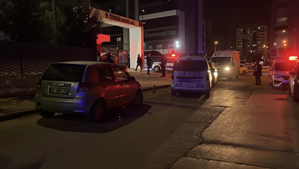 Kız kardeşini öldürdü, annesini ağır yaralayıp intihar etti