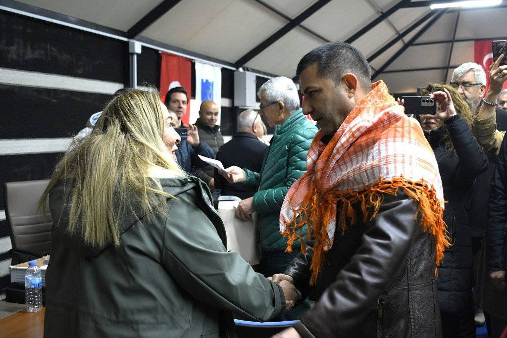 Kuşadası Belediyesi bazı birimlerini çadıra taşıdı