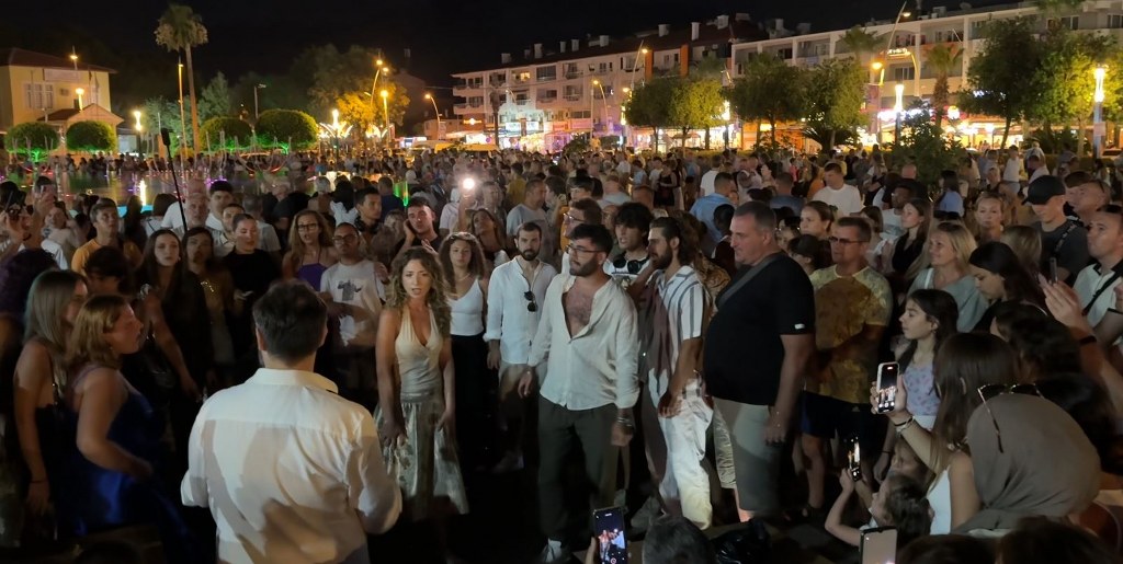 İtalyan öğrencilerden sürpriz flash mob gösterisi