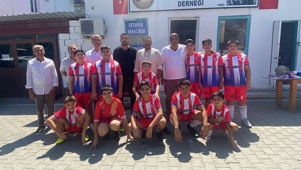 MHP’den Fethiye Muhacirspor’a forma ve krampon desteği