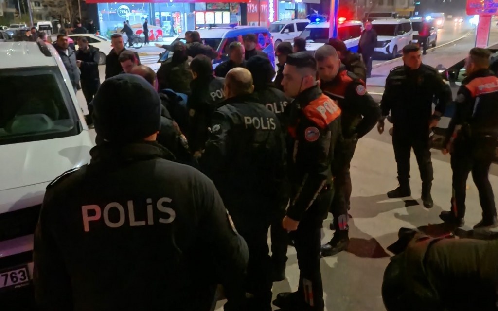 Maddi hasarlı kaza sonrası ortalık karıştı: 5 gözaltı
