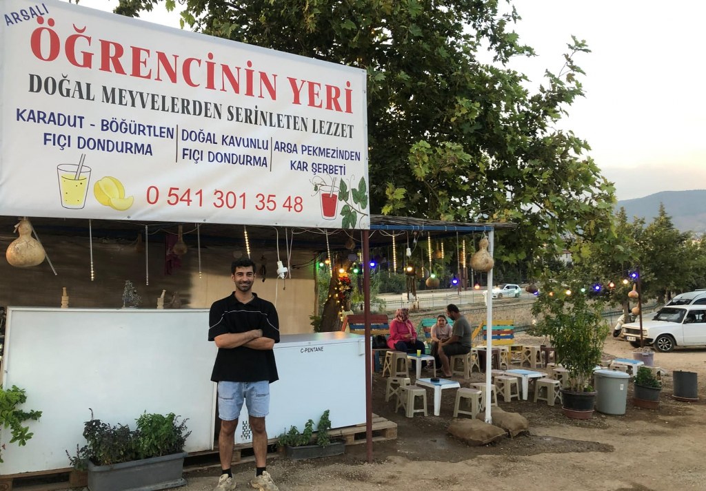 Mustafa Abbas: Yazın tezgâhta, kışın hukuk fakültesinde