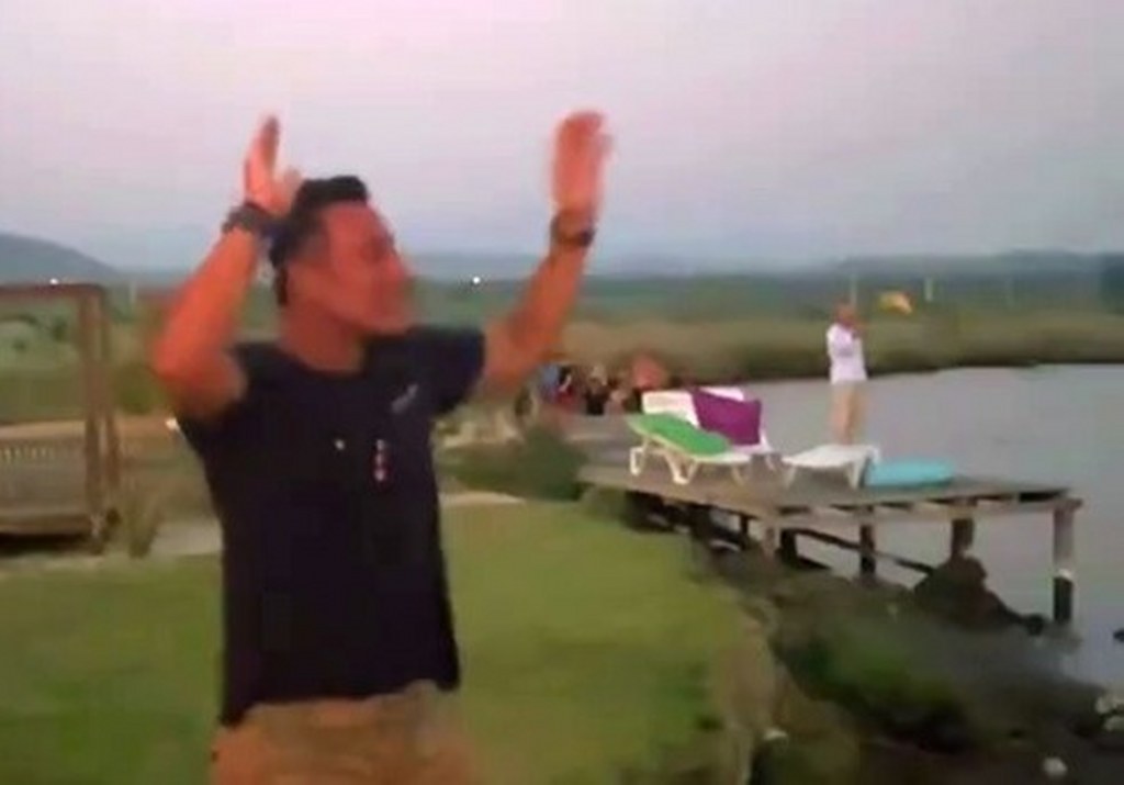 Hayranları tekneden, Mustafa Sandal kıyıdan şarkıya eşlik etti