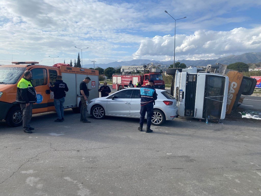 Nazilli'de iş makinesi taşıyan kamyon devrildi