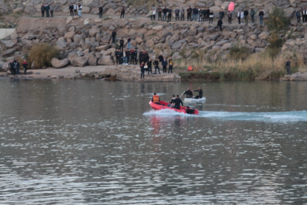 Nehre düşen terliğini almak isterken suya düşen çocuk kayboldu