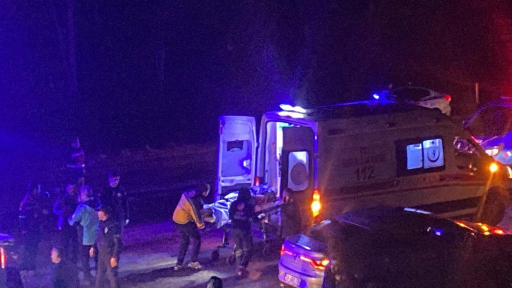 İşçileri taşıyan otobüs şarampole devrildi: 23 yaralı