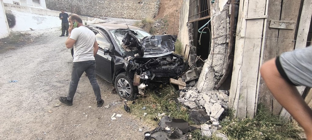 Otomobil duvara çarptı: 2 ölü, 2 yaralı