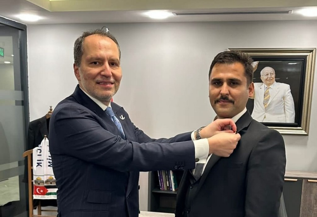 Rozetini Fatih Erbakan taktı, Seydikemer ilçe başkanı oldu