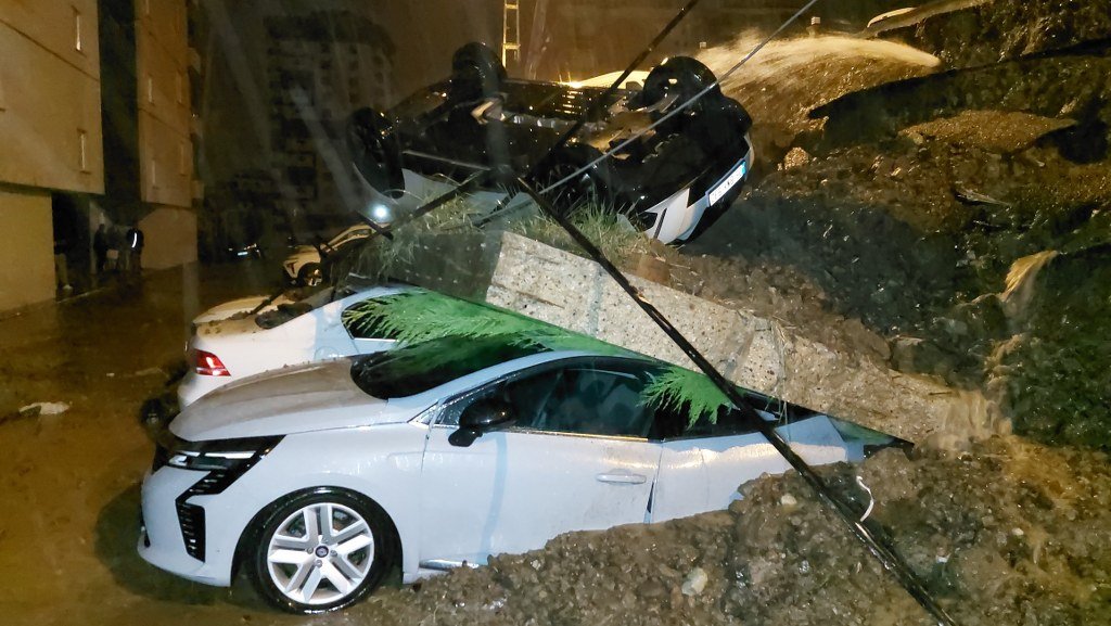 Şiddetli yağış nedeniyle istinat duvarı araçların üzerine devrildi