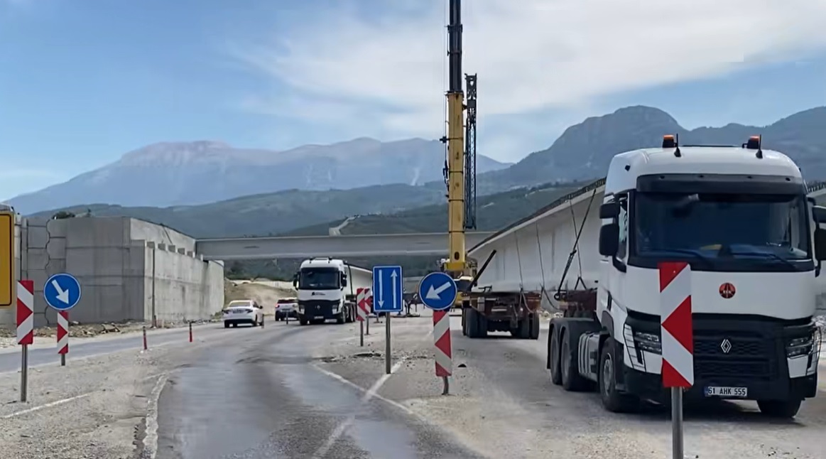 Seydikemer'de hastane kavşağındaki köprülü geçitte sona yaklaşılıyor