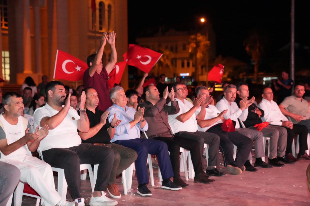 Seydikemer’de dev ekranda maç yaşandı